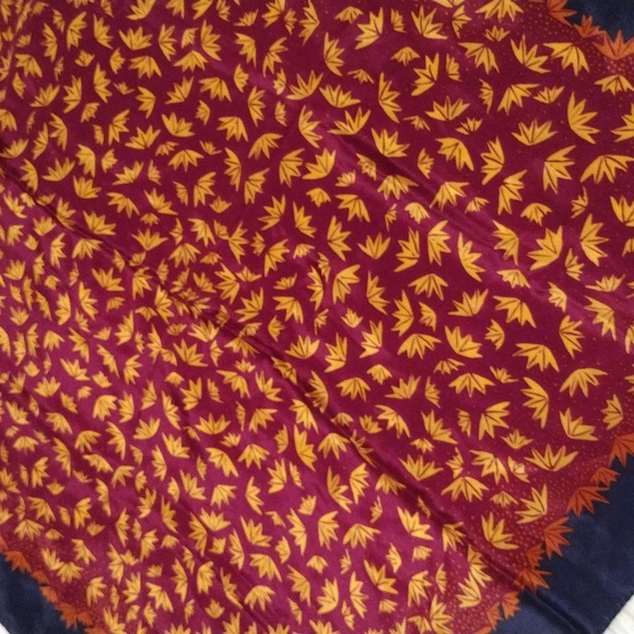 Stunning vintage Anne Klein abstract leaf design scarf - Picture 3 of 4